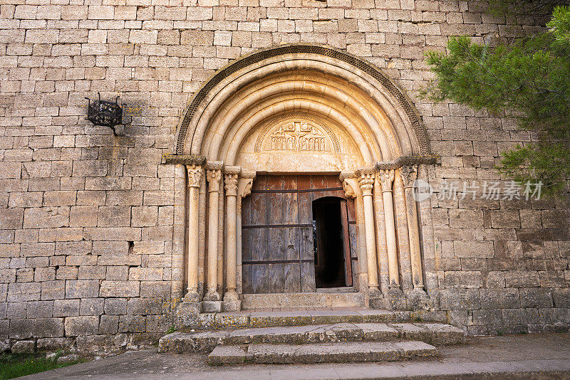 在塔拉戈纳加泰罗尼亚的Priorat葡萄酒区，Siurana Ciurana教堂的正面